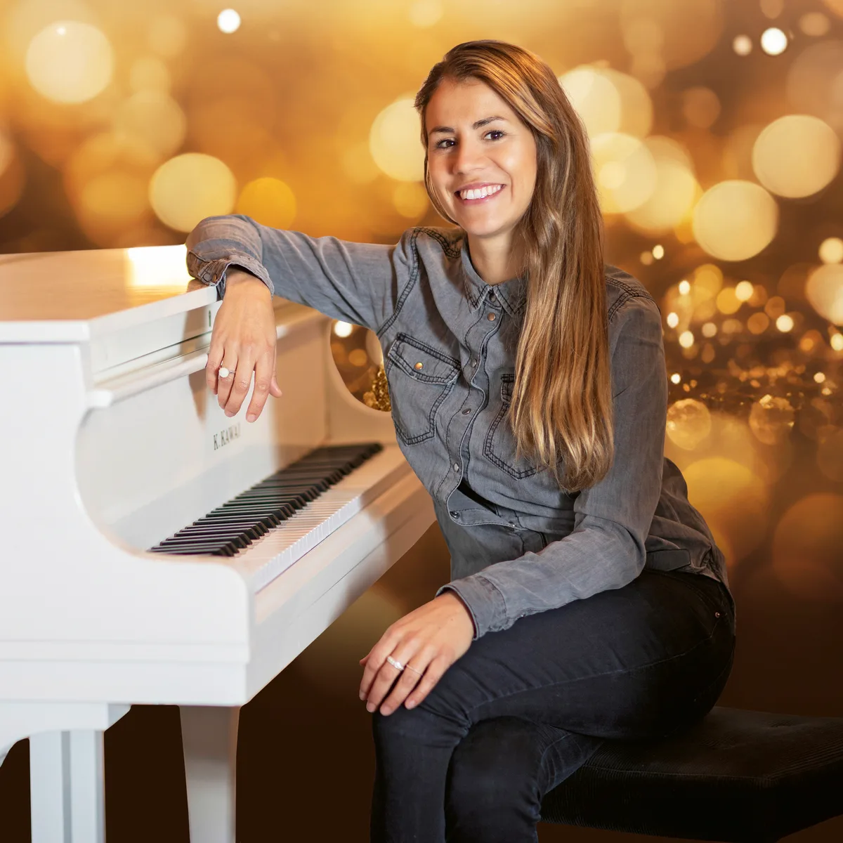 Mit «Venus & Mars» landete Eliane Müller ihren bekanntesten Hit. Auf dem Bild ist Eliane Müller an einem Flügel zu sehen.